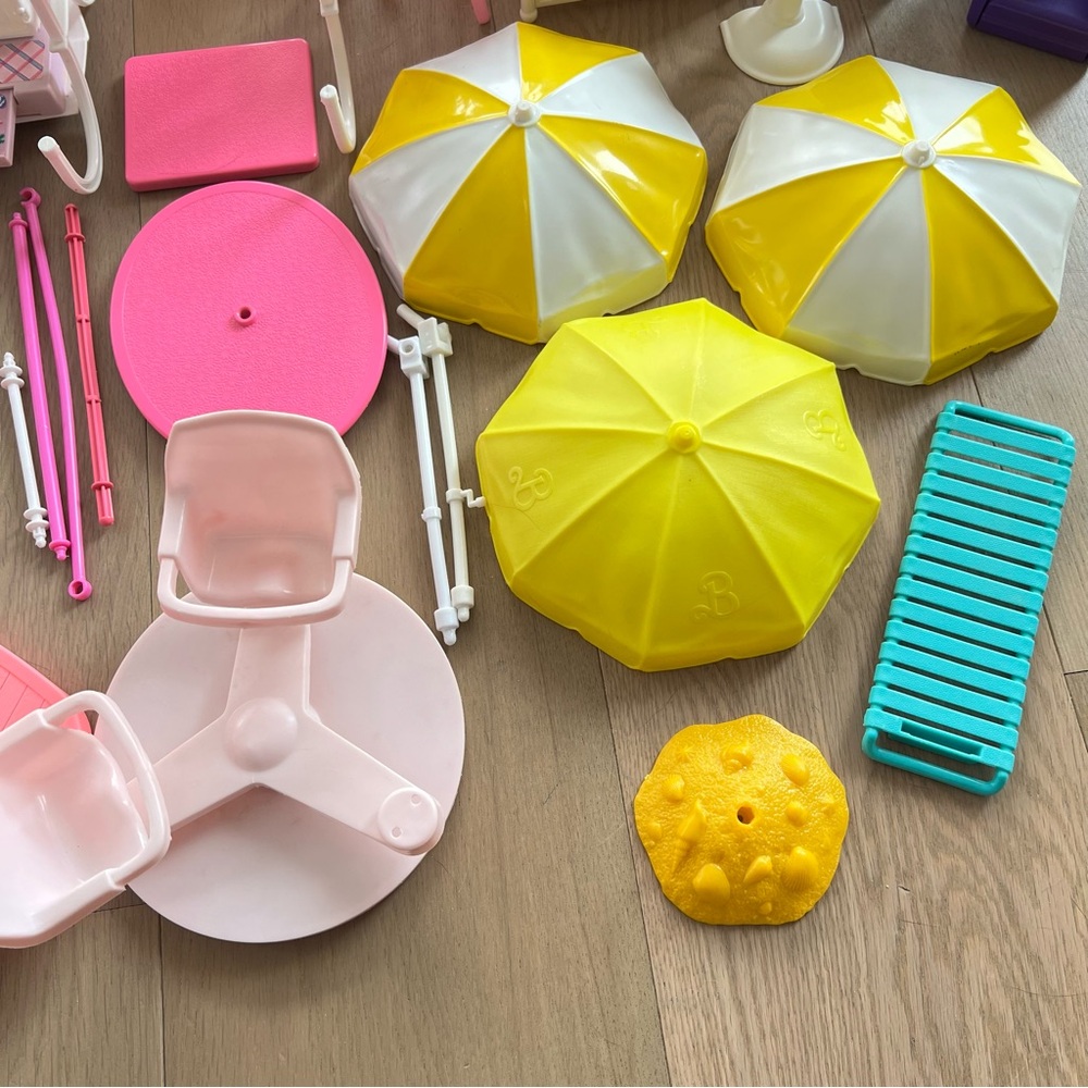 Huge lot vintage Barbie furniture/spare parts - Picture 9 of 11
